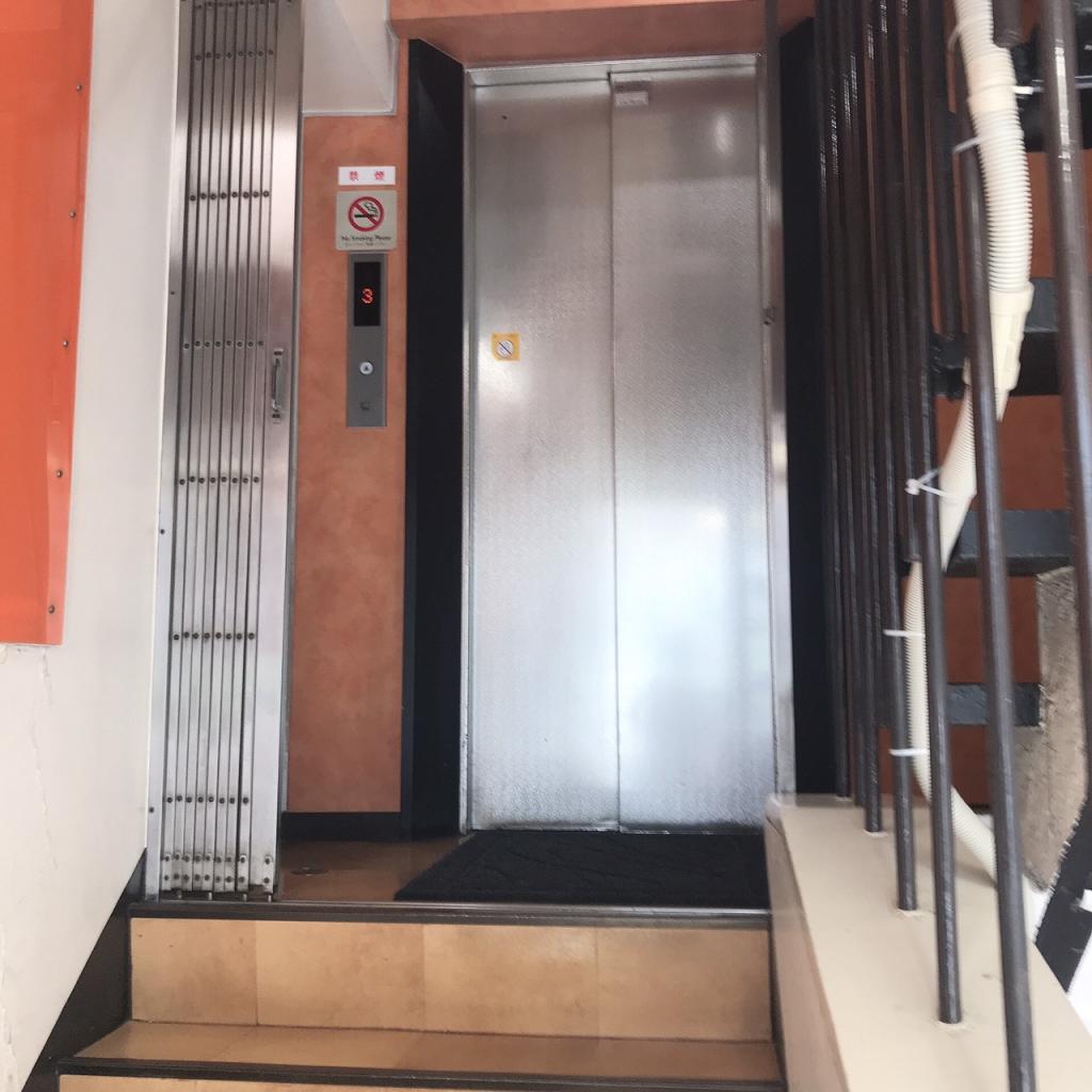 青南ビルのエレベーター