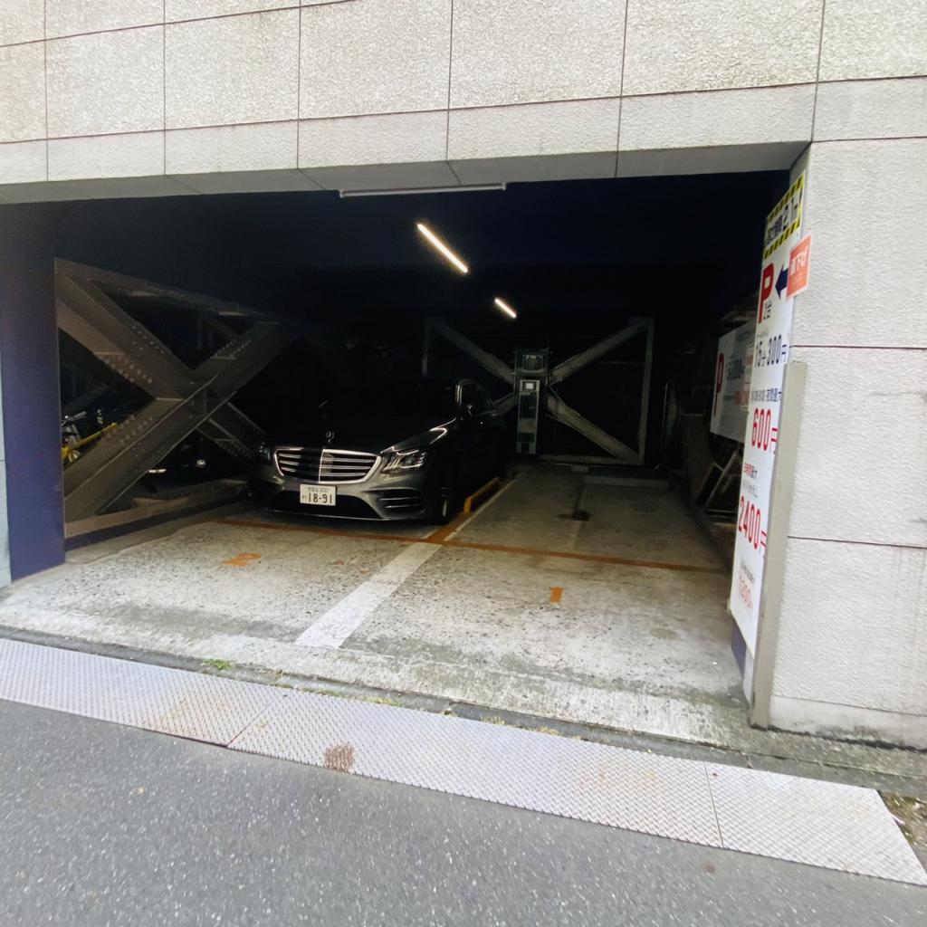 新富田所ビルの駐車場