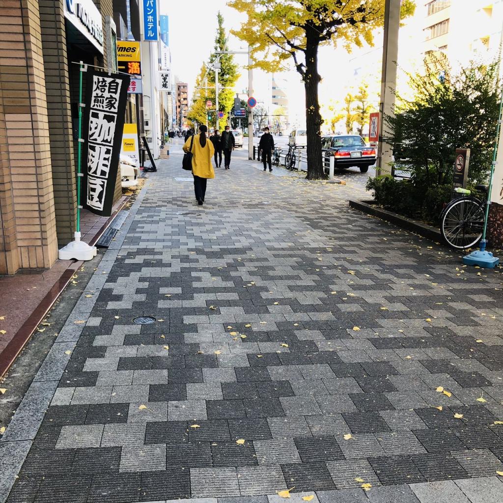 外神田千代田ビルのオフィスビル前面歩道