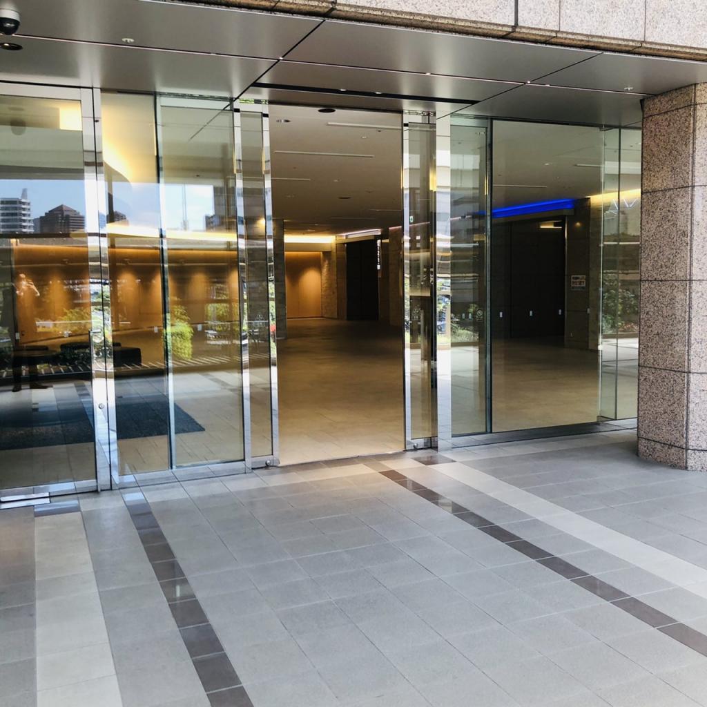東京フロントテラスのオフィスビル出入口