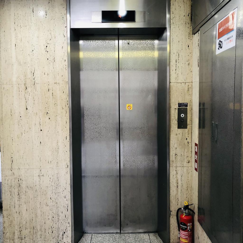 オンラインビルのエレベーター
