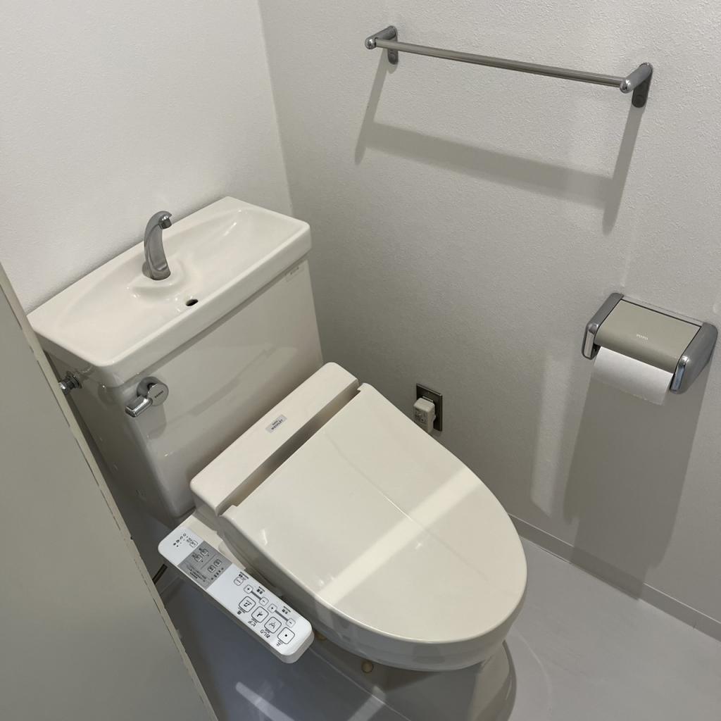 新神楽坂ビルの5階貸室　男子トイレ
