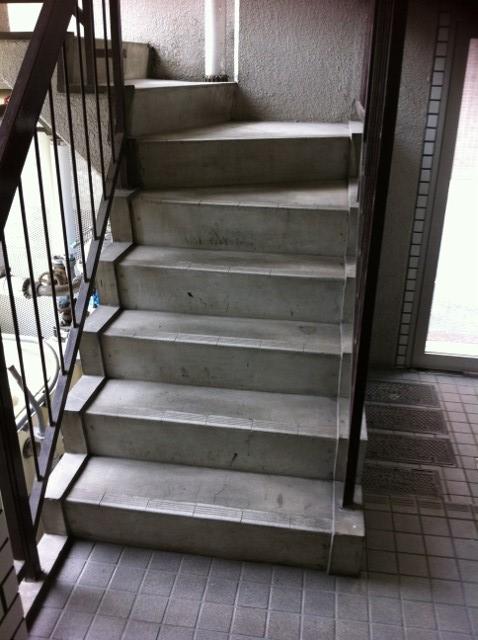 入澤ビルの階段