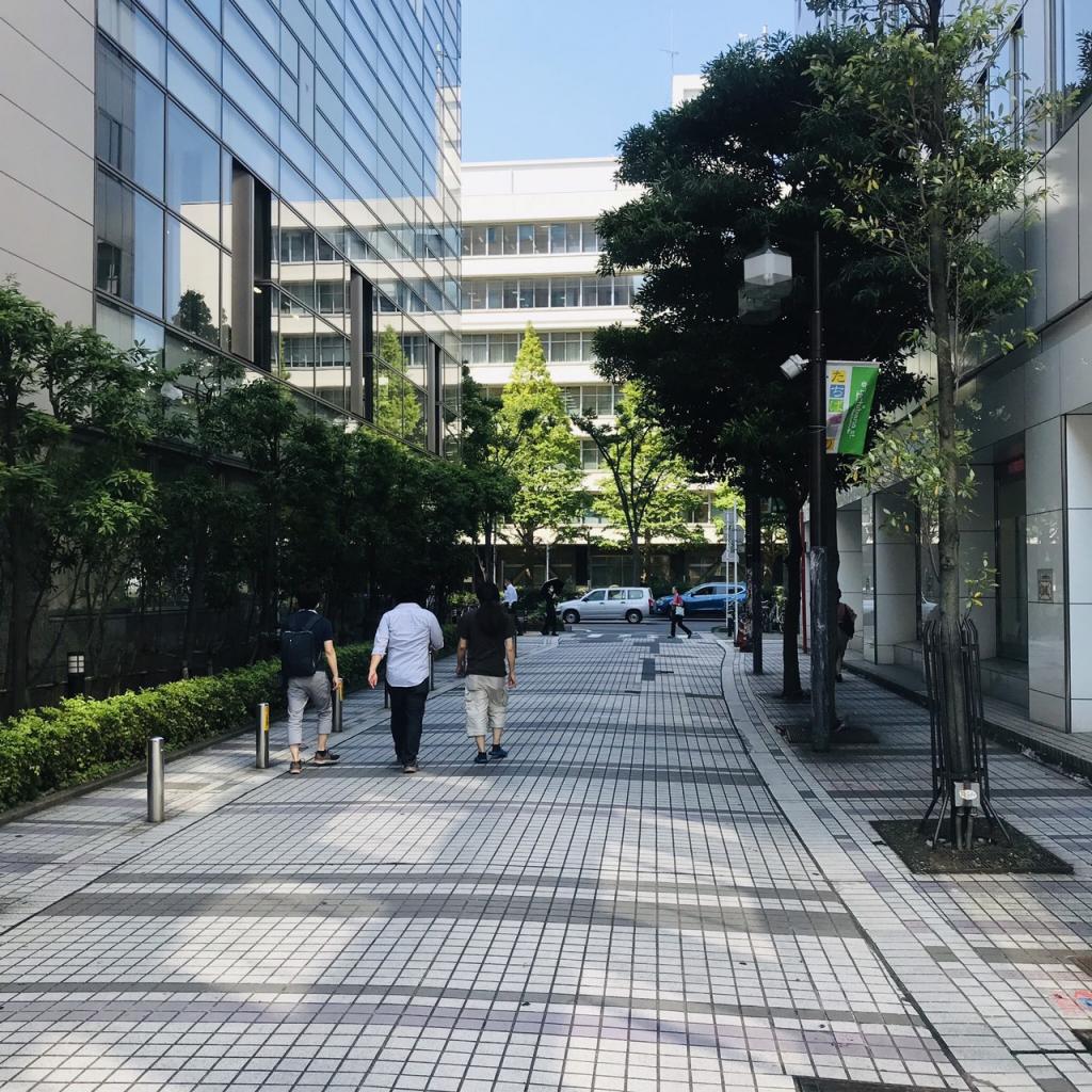 川崎野村證券ビルのビル前面道路
