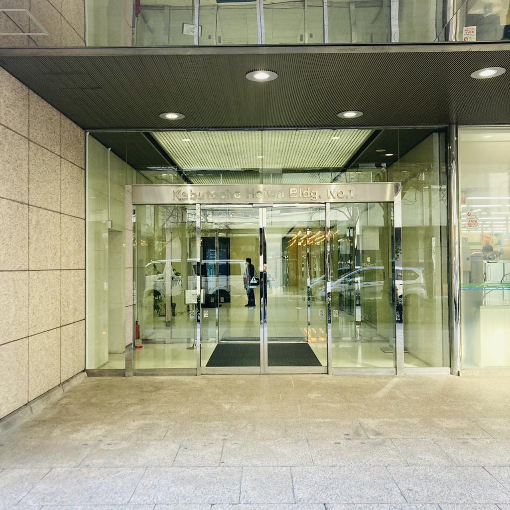 ＸＰＯＲＴ日本橋兜町（兜町第１平和ビル６階）のオフィスビル出入口