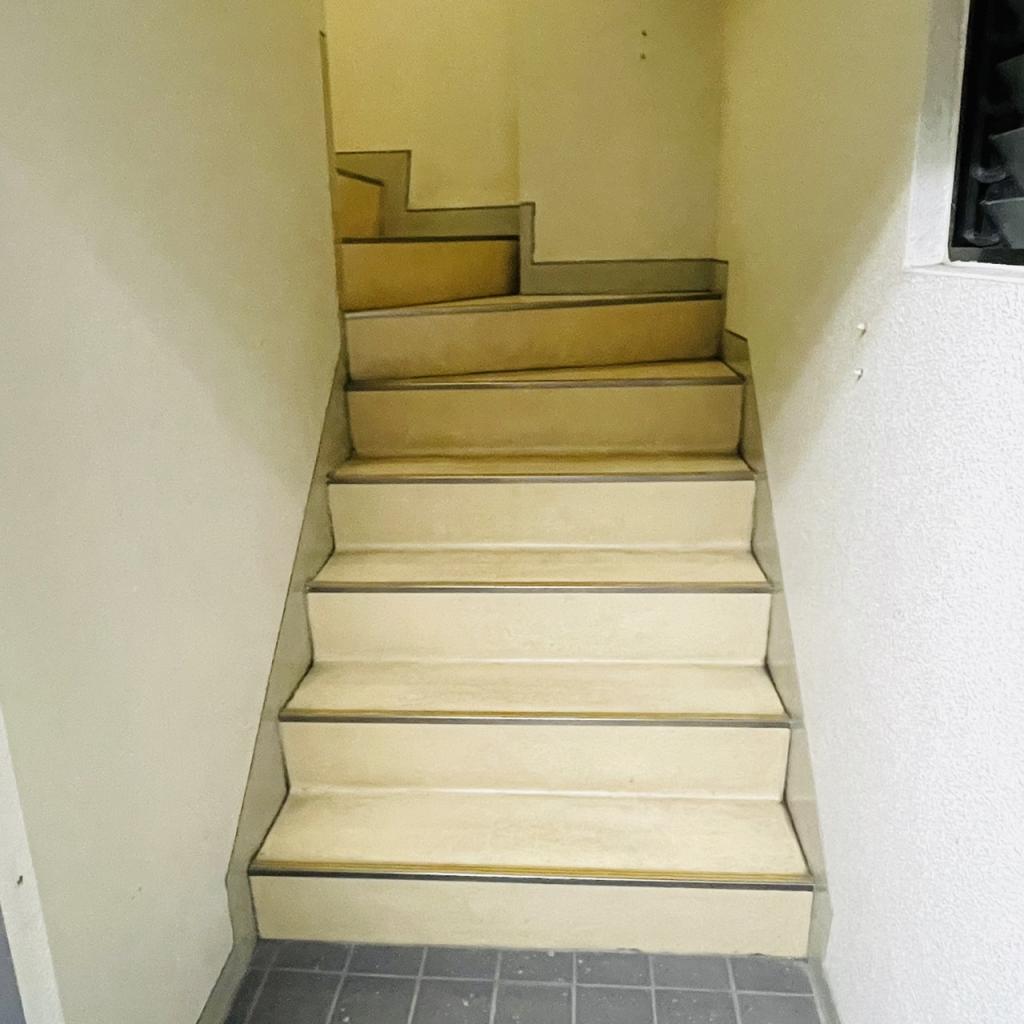 小松上野ビルの階段