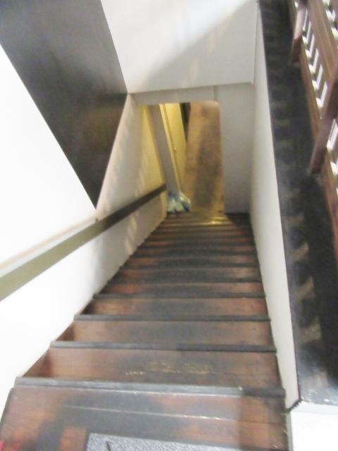三銀ビルの階段