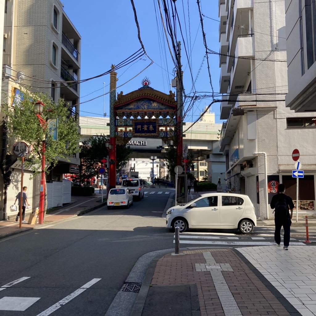 横浜クリードのビル前面道路