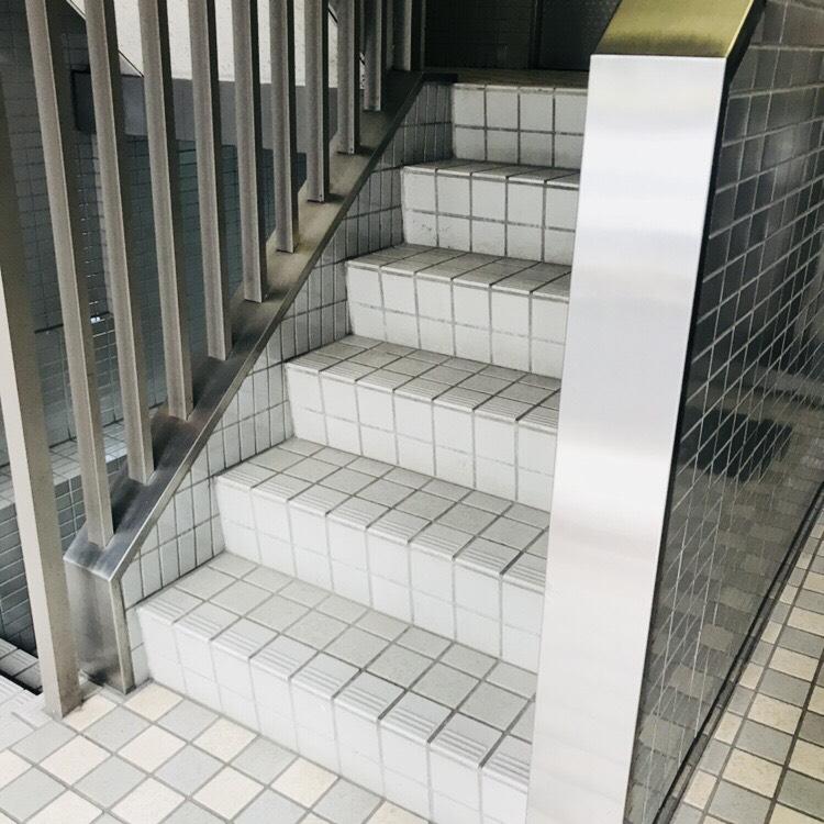 日本橋五所ビルの階段