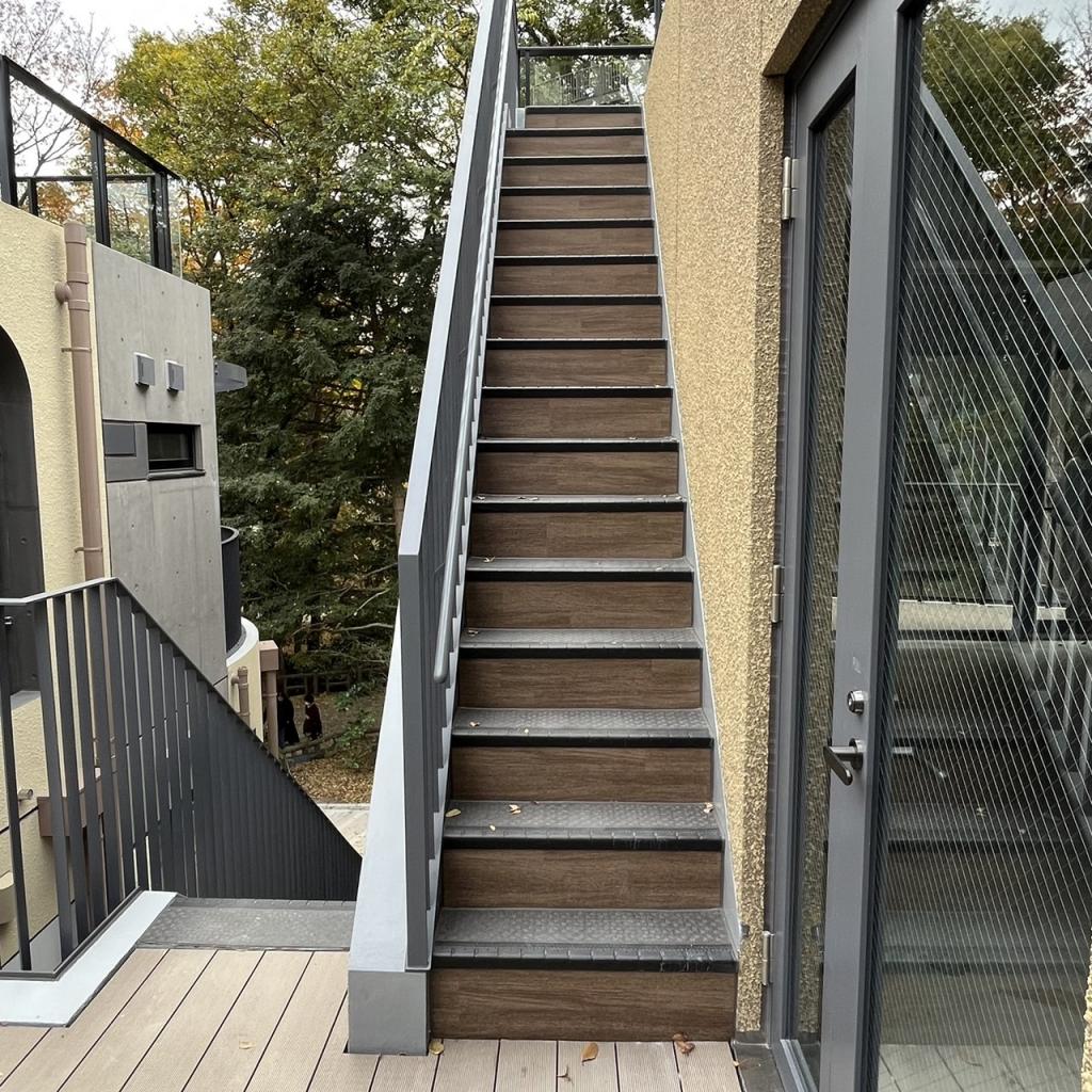 Ａ＊Ｇ井の頭公園プロジェクト（Ｗｅｓｔ）の屋上テラス直通階段