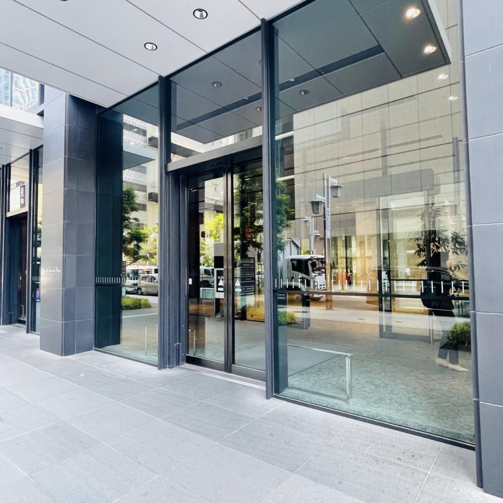 名古屋クロスコートタワーのオフィスビル出入口