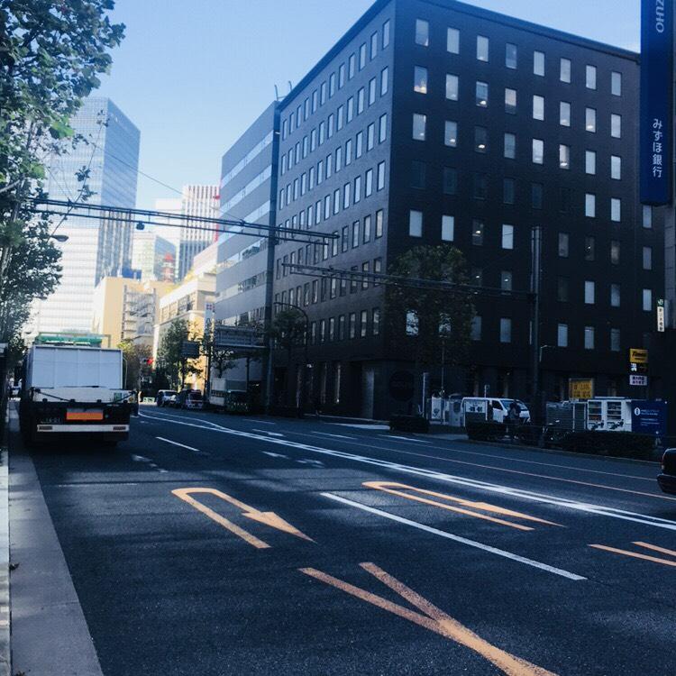 東京建物室町ビルのビル前面道路