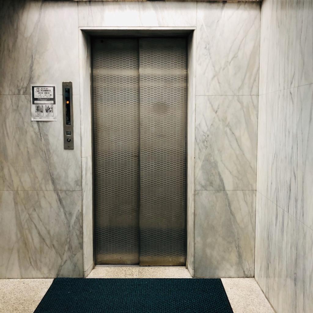 丹生（にう）ビルのエレベーター