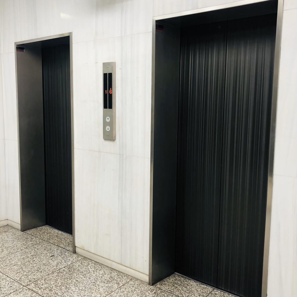 湯島ビルのエレベーター
