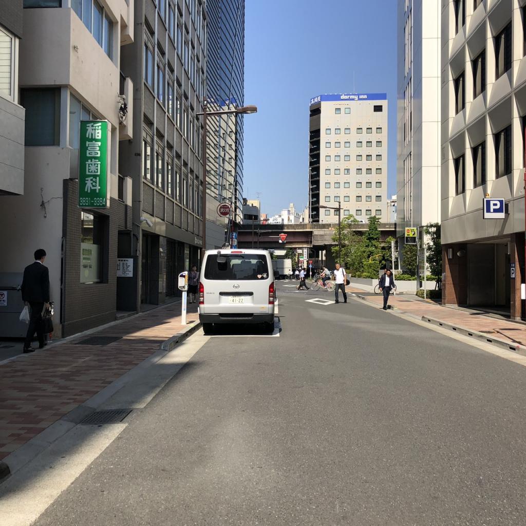 ラヴィエント東上野のビル前面道路