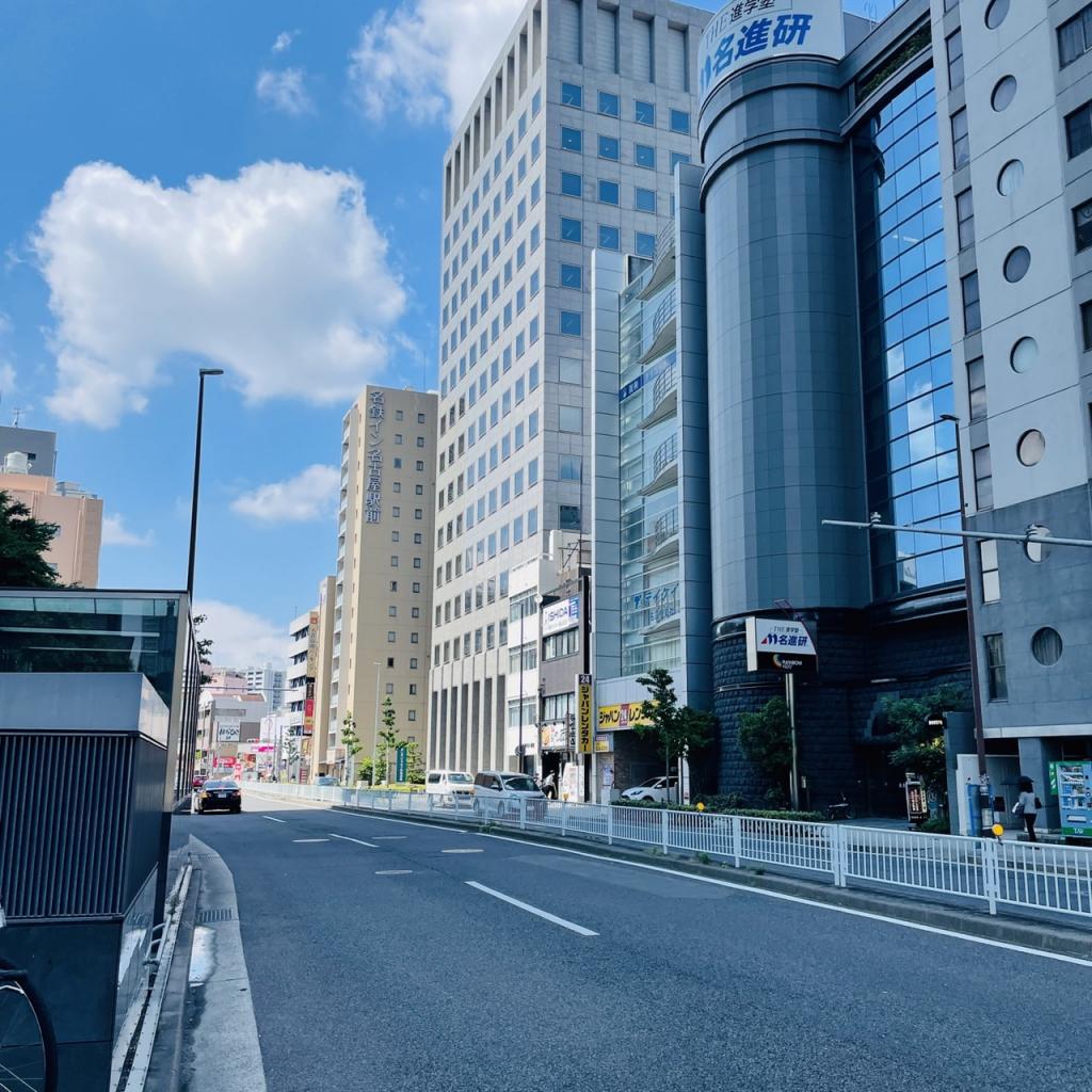 名古屋ルーセントタワーの前面道路