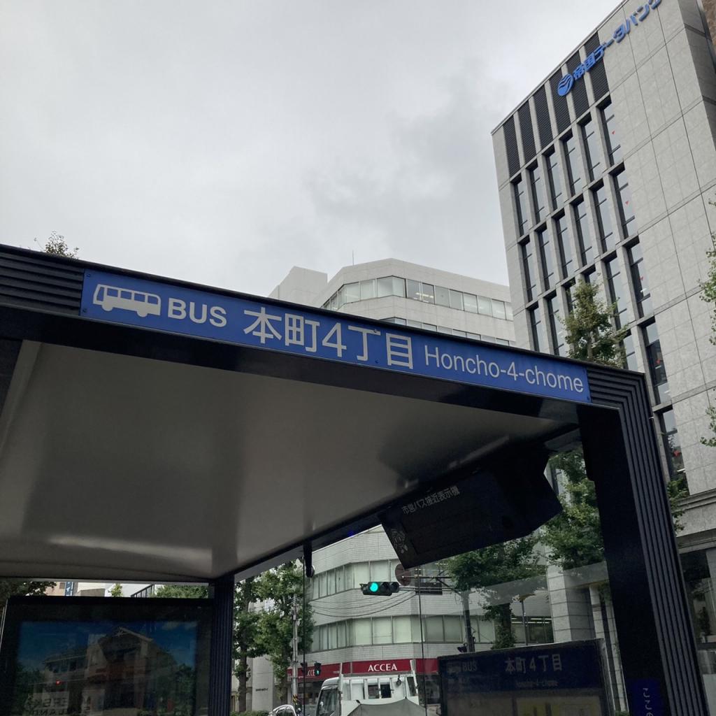 横浜エクセレントⅢのビル正面にバス停ありばす