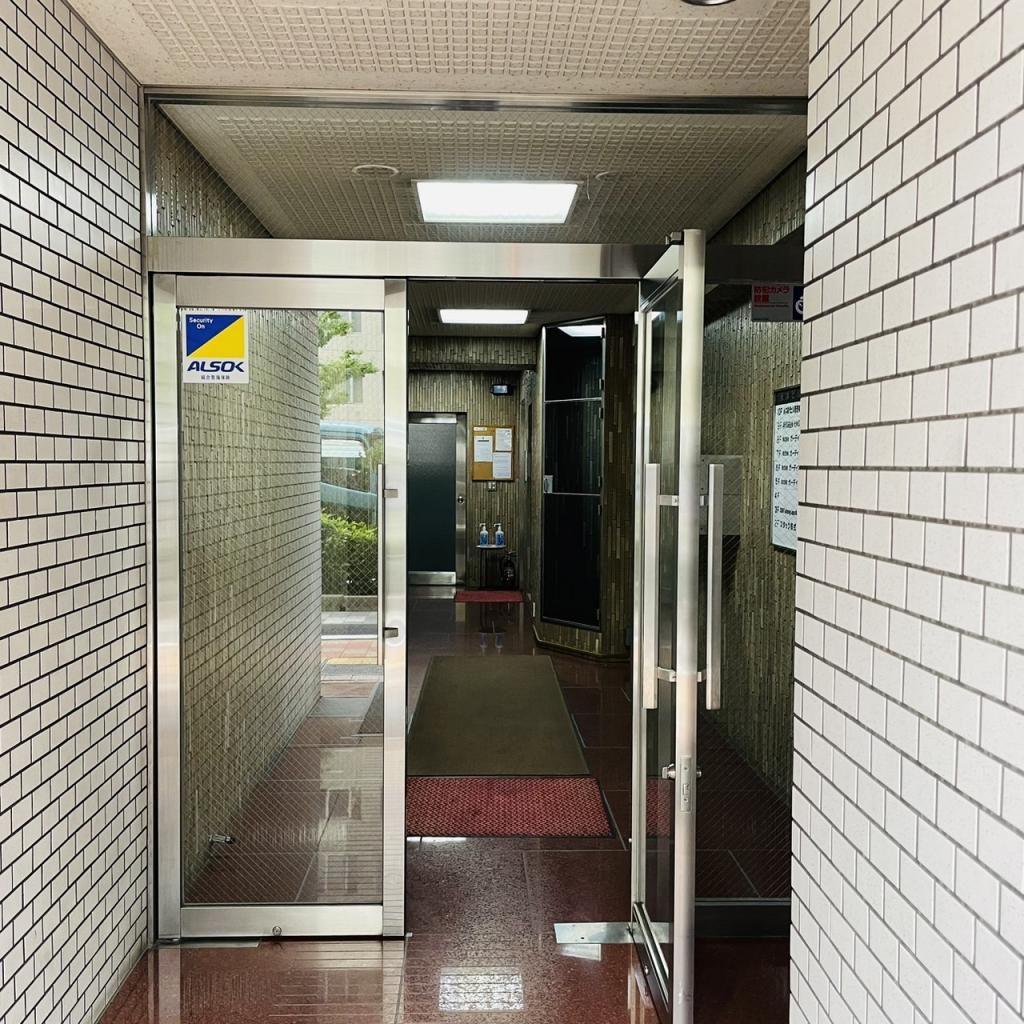 永井ビルのオフィスビル出入口
