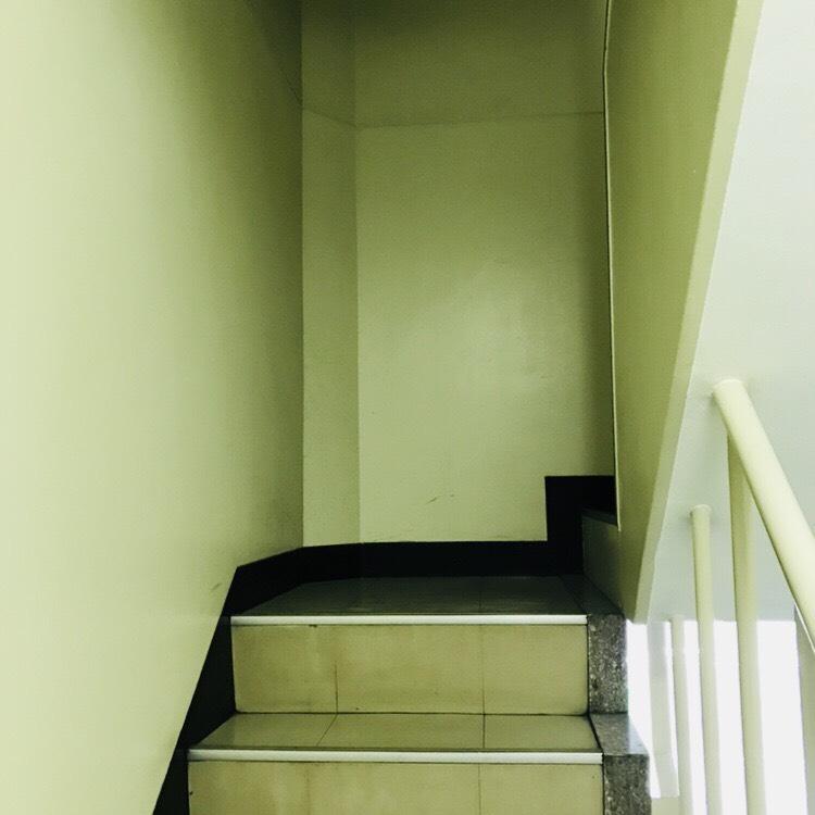 幸和ビルの階段