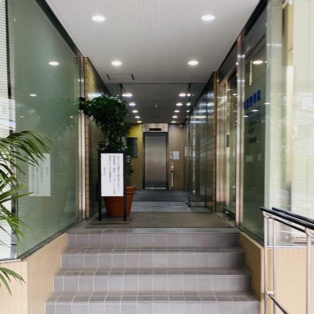 神浦麹町ビルのオフィスビル出入口