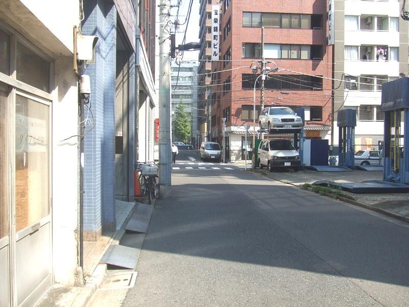 神田カトランビルのビル前面道路