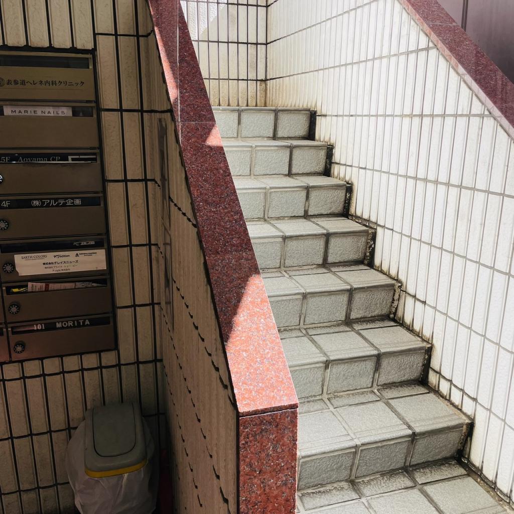 倉澤ビルの内階段