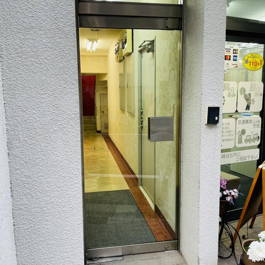 車坂増田ビルのオフィスビル出入口