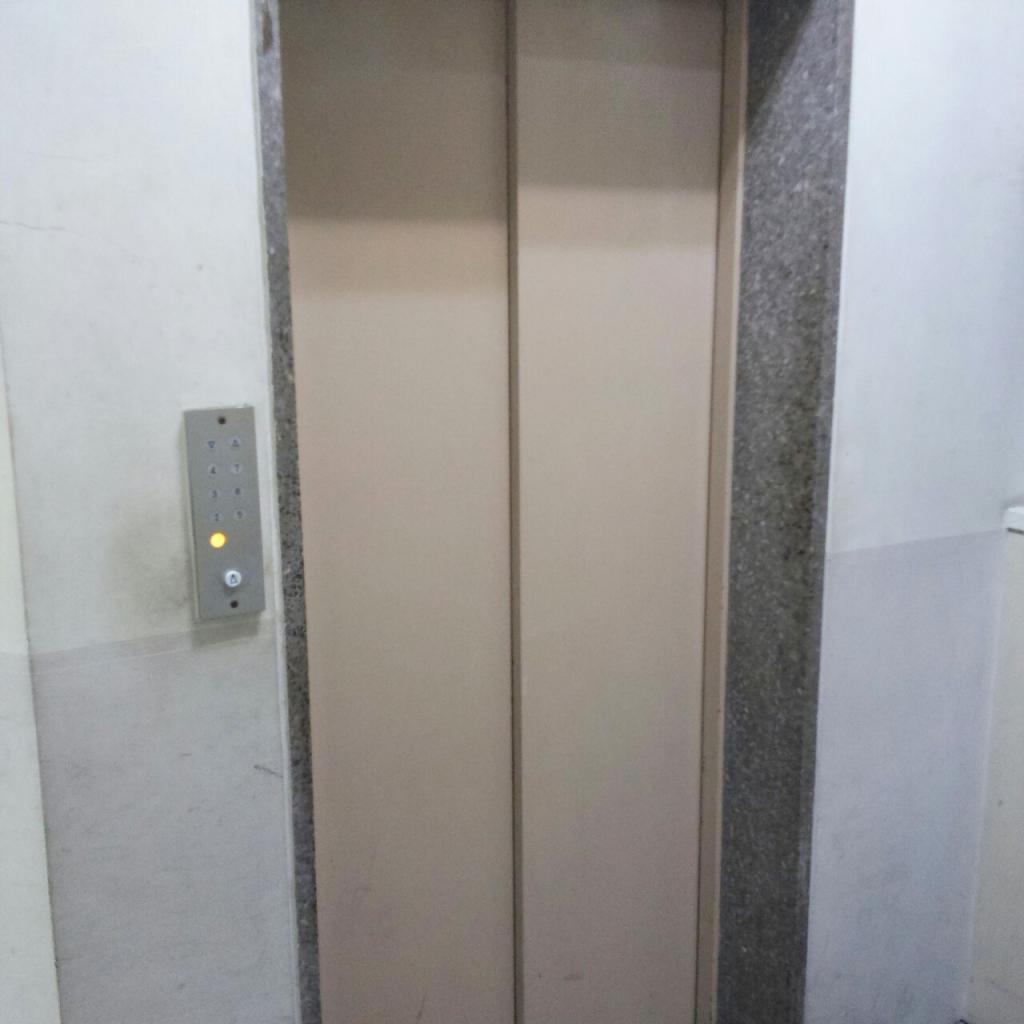 明商ビルのエレベーター