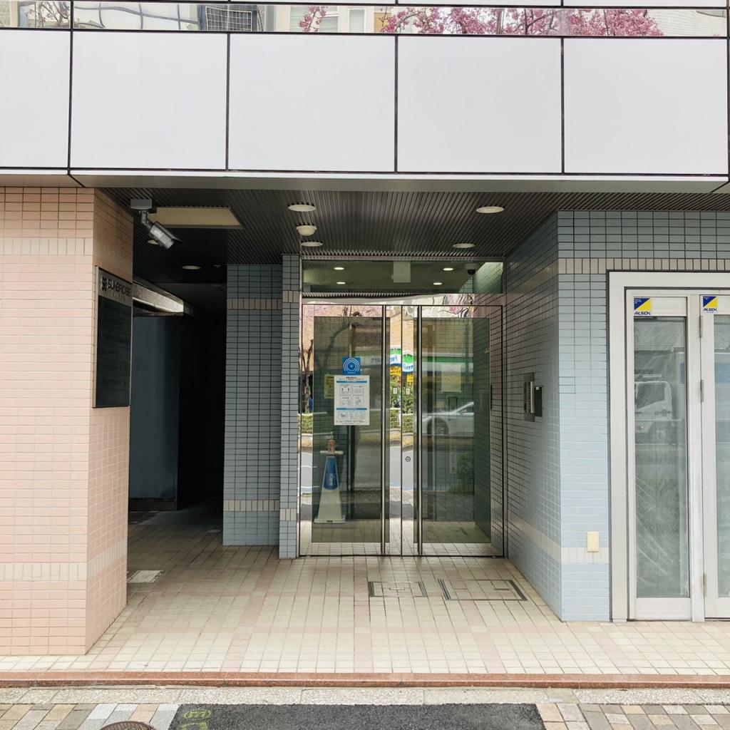 サンブリヂ渋谷のオフィスビル出入口
