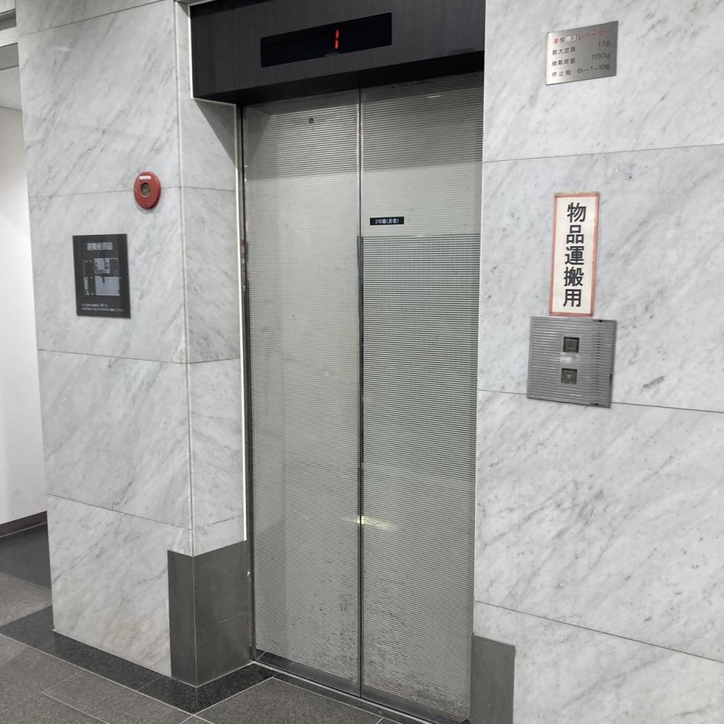 ＮＵ関内ビルの人荷用エレベーター