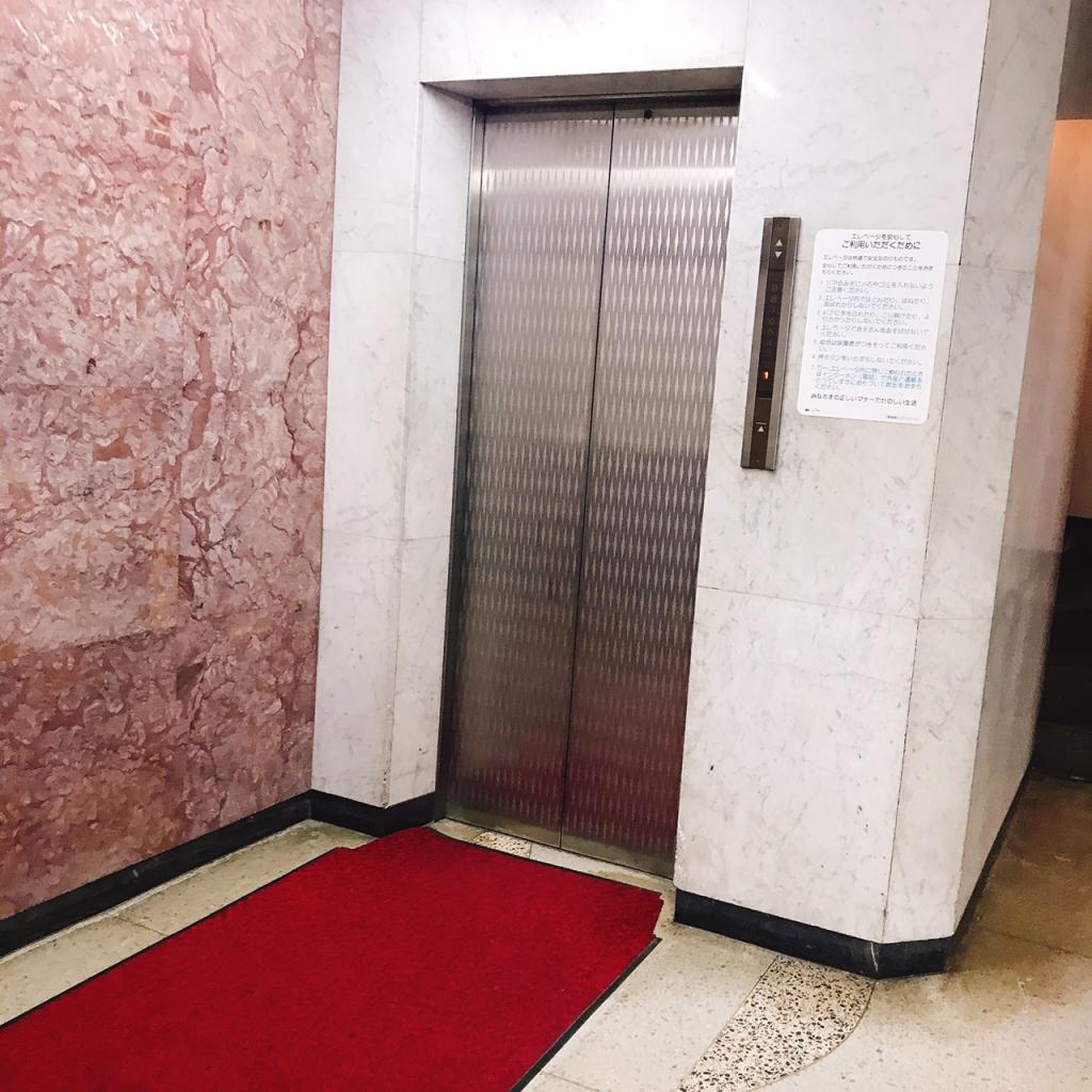 アパートメントカームのエレベーター