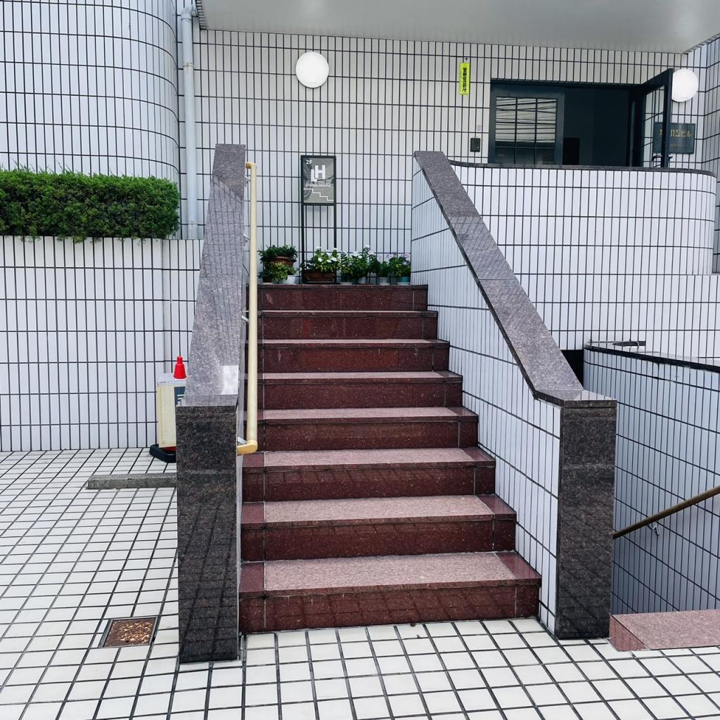 青山ＮＳビルのアプローチ階段