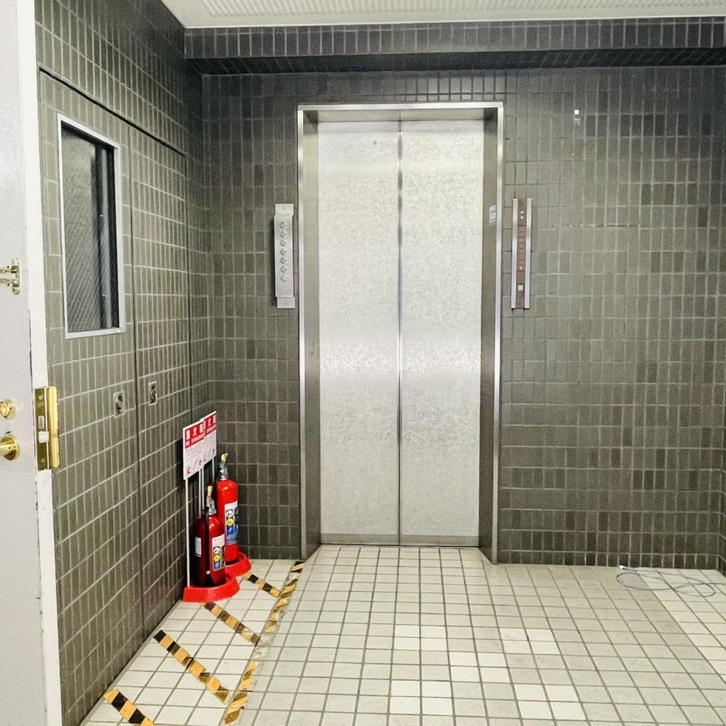 東上野ビルのエレベーター