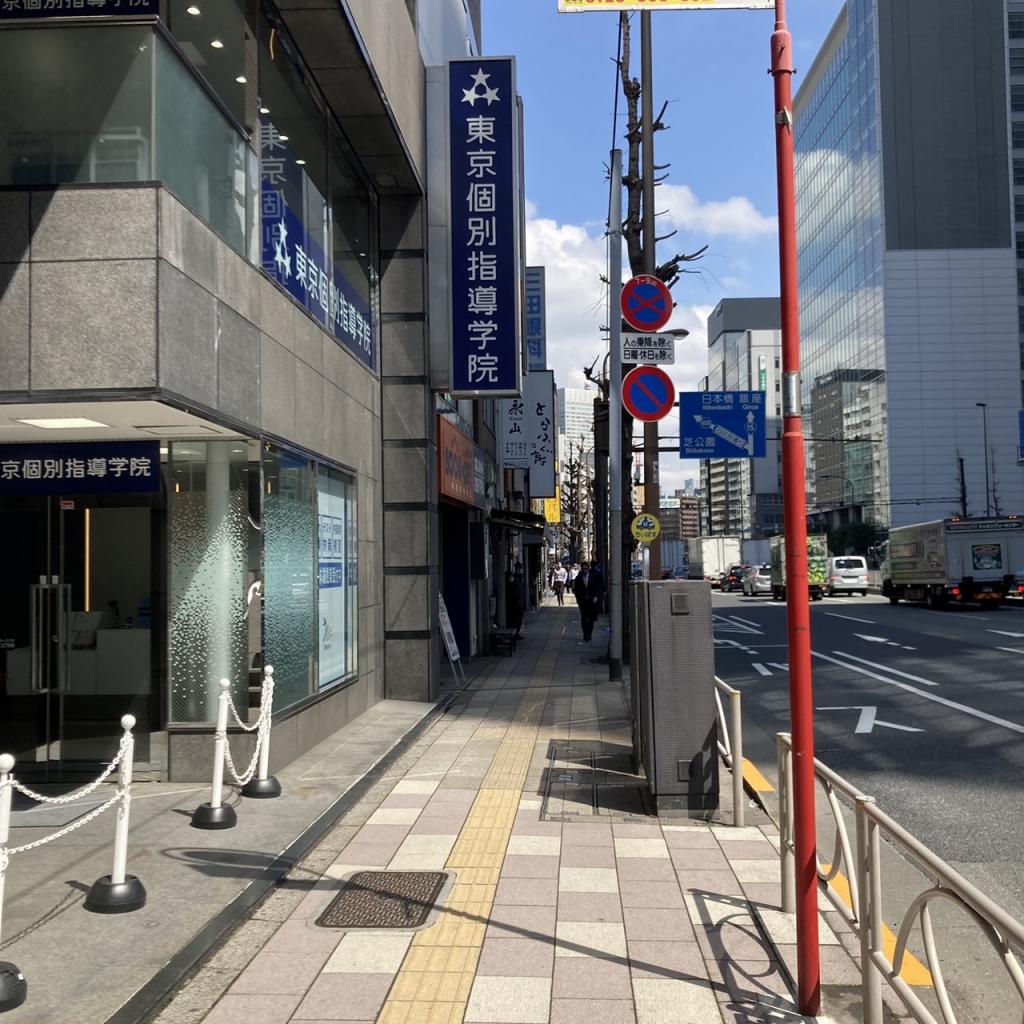 セブン三田ビルの前面歩道
