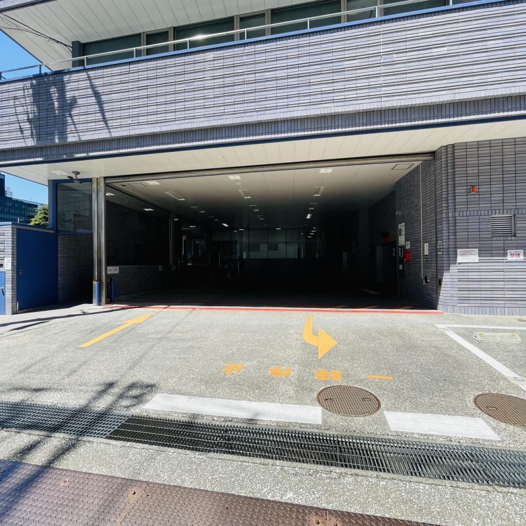 鹿島定禅寺ビルの駐車場出入口