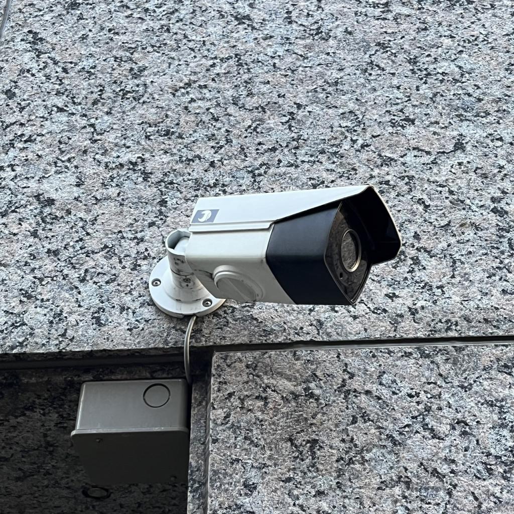 ネオカワイビルの機械警備　監視カメラ