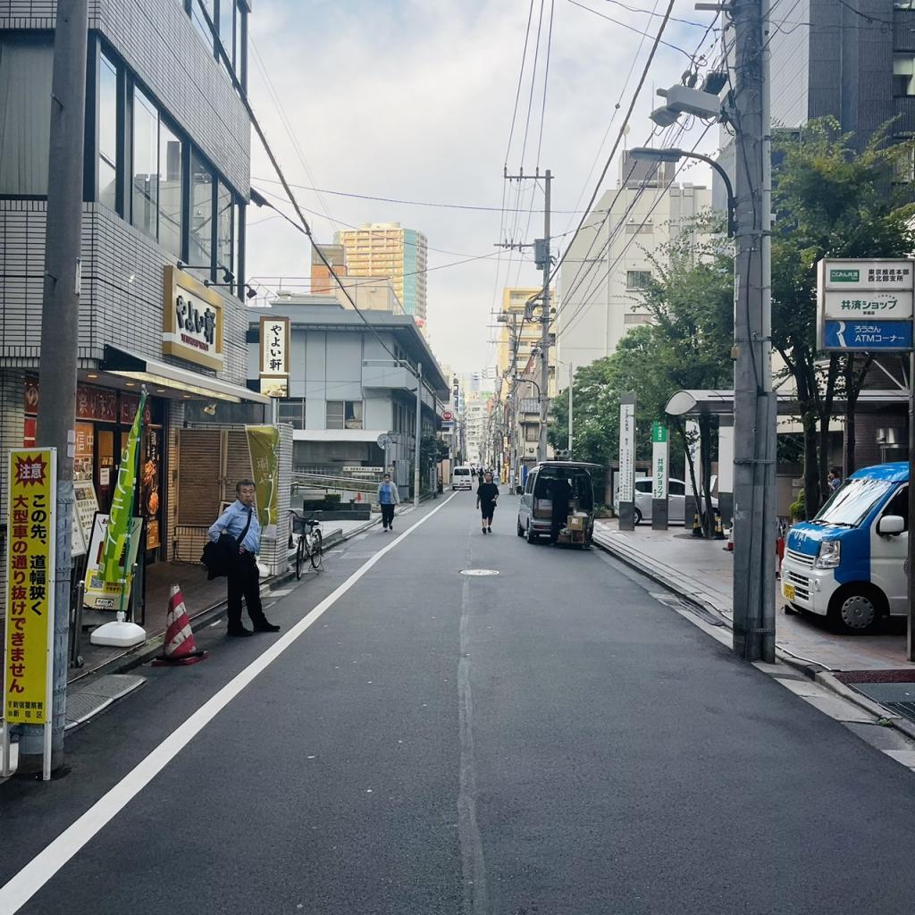 西新宿成和ビルの背面道路