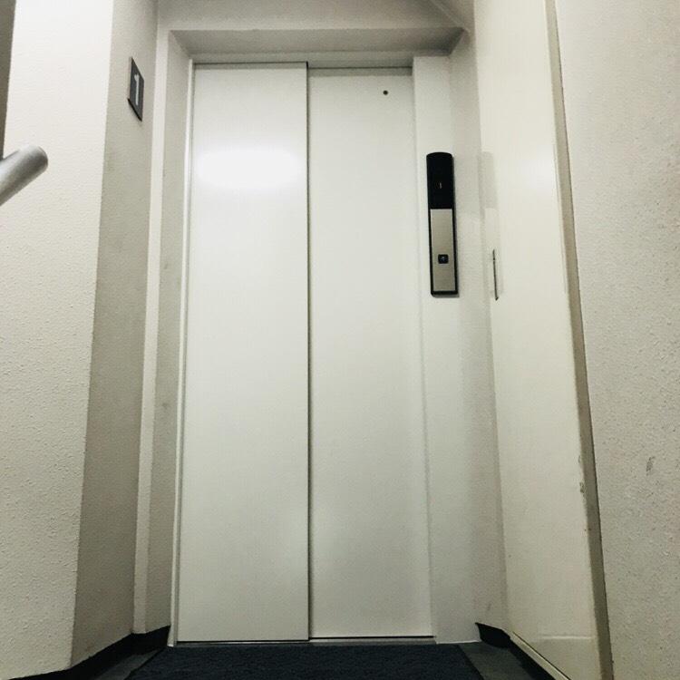 成瀬ビルのエレベーター