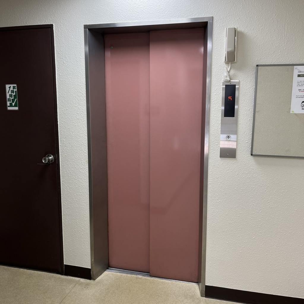 栄松堂ビルのエレベーター