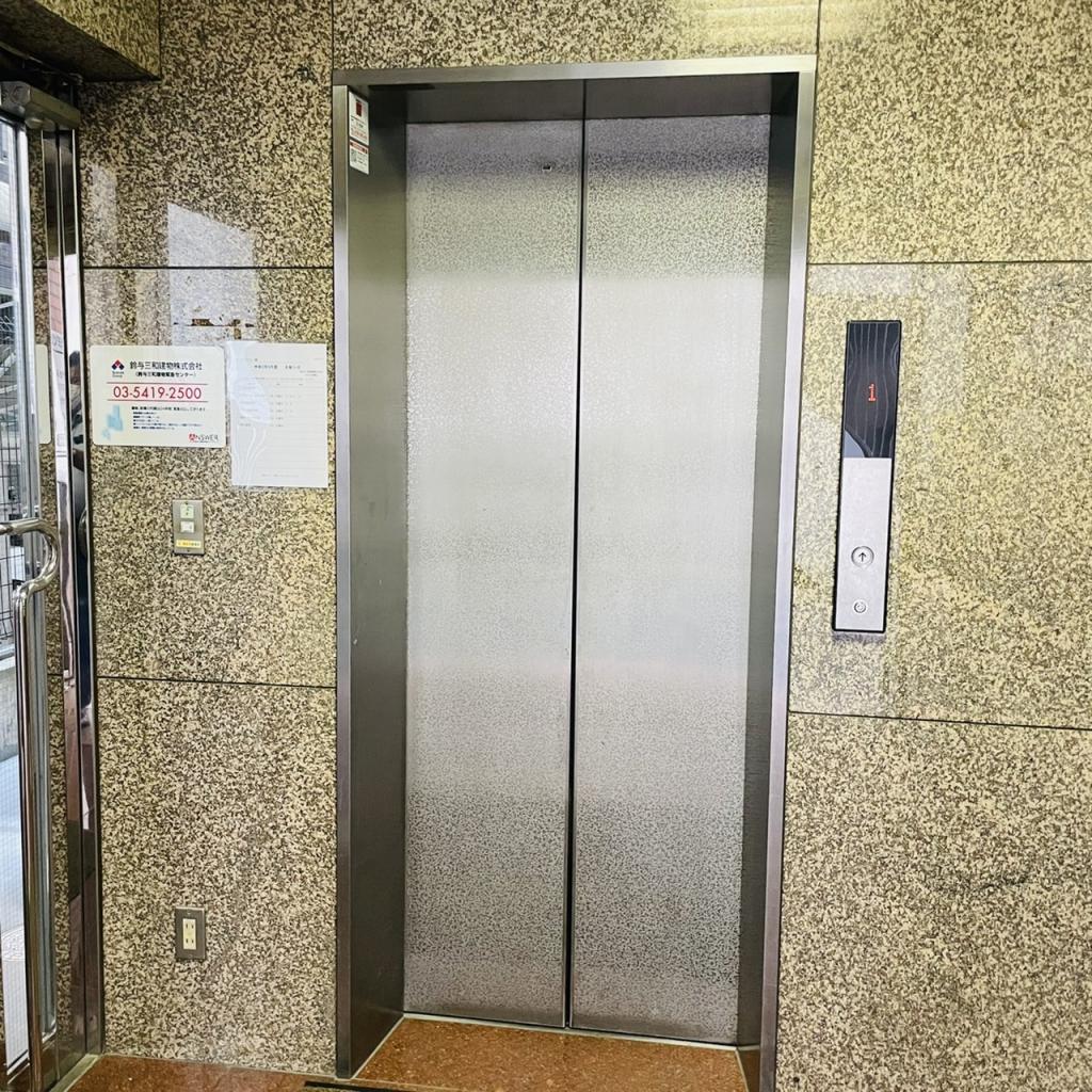 カツミビルのエレベーター