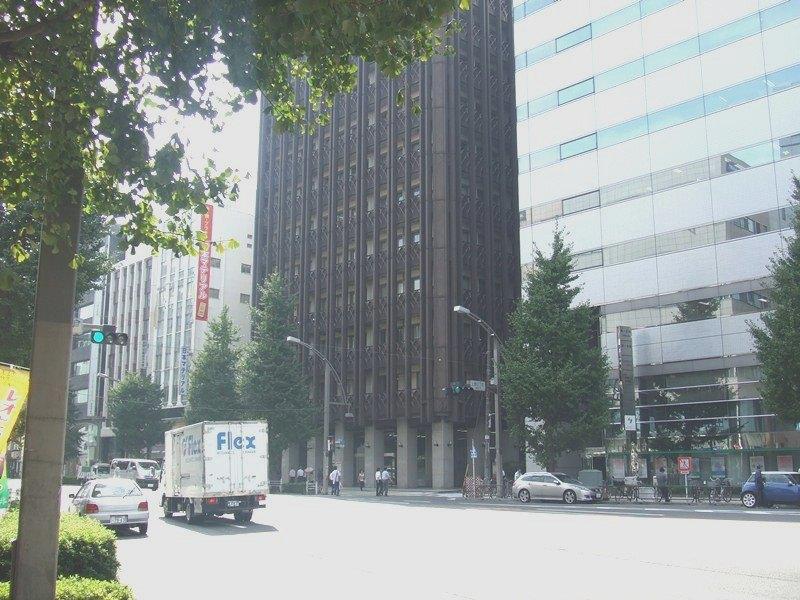 フロンティア上野中央通ビルのビル前面道路