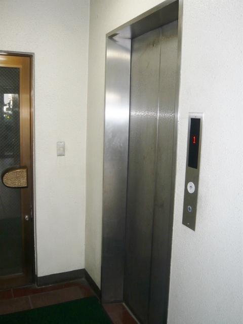 上田ビルのエレベーター