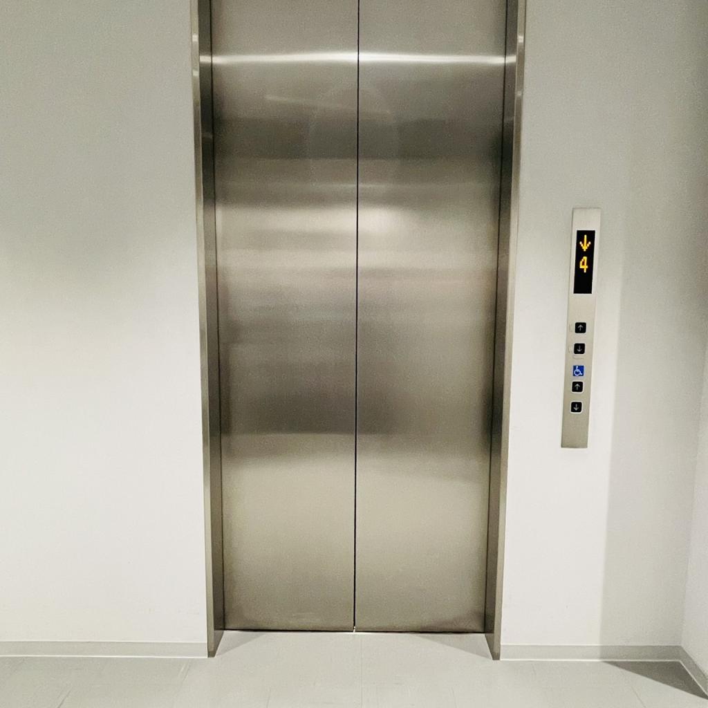 オンワードパークビルの人荷用エレベーター