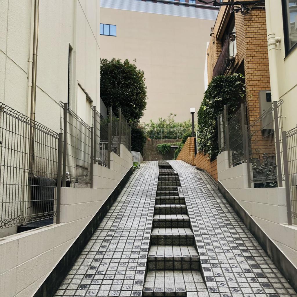 赤坂中西ビル別館の通りから階段でのアクセス