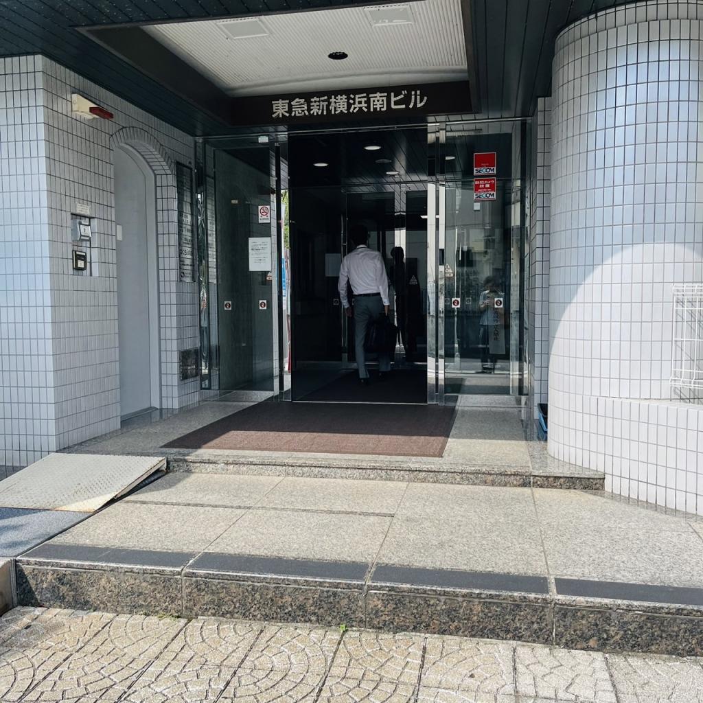 東急新横浜南ビルのオフィスビル出入口