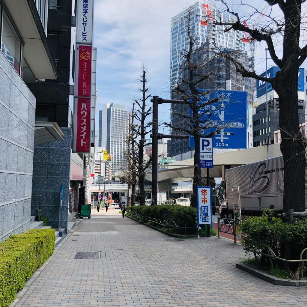 渋谷スクエアＡビルのビル前面道路