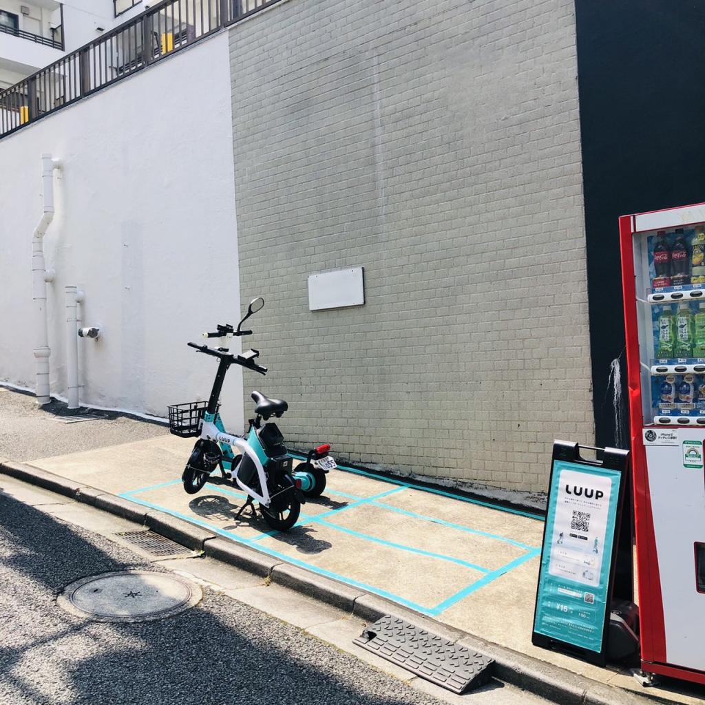 赤坂オフィスハイツのビル前　貸し自転車