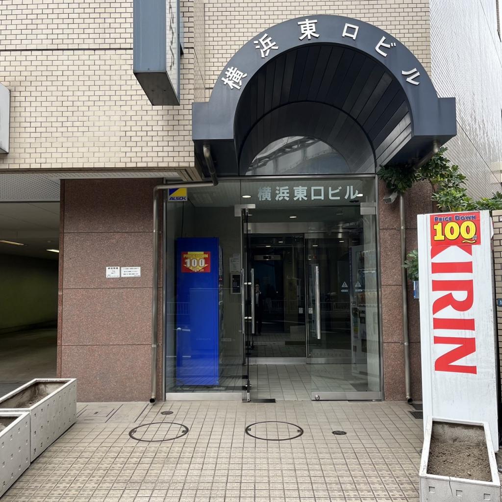 横浜東口ビルのオフィスビル出入口