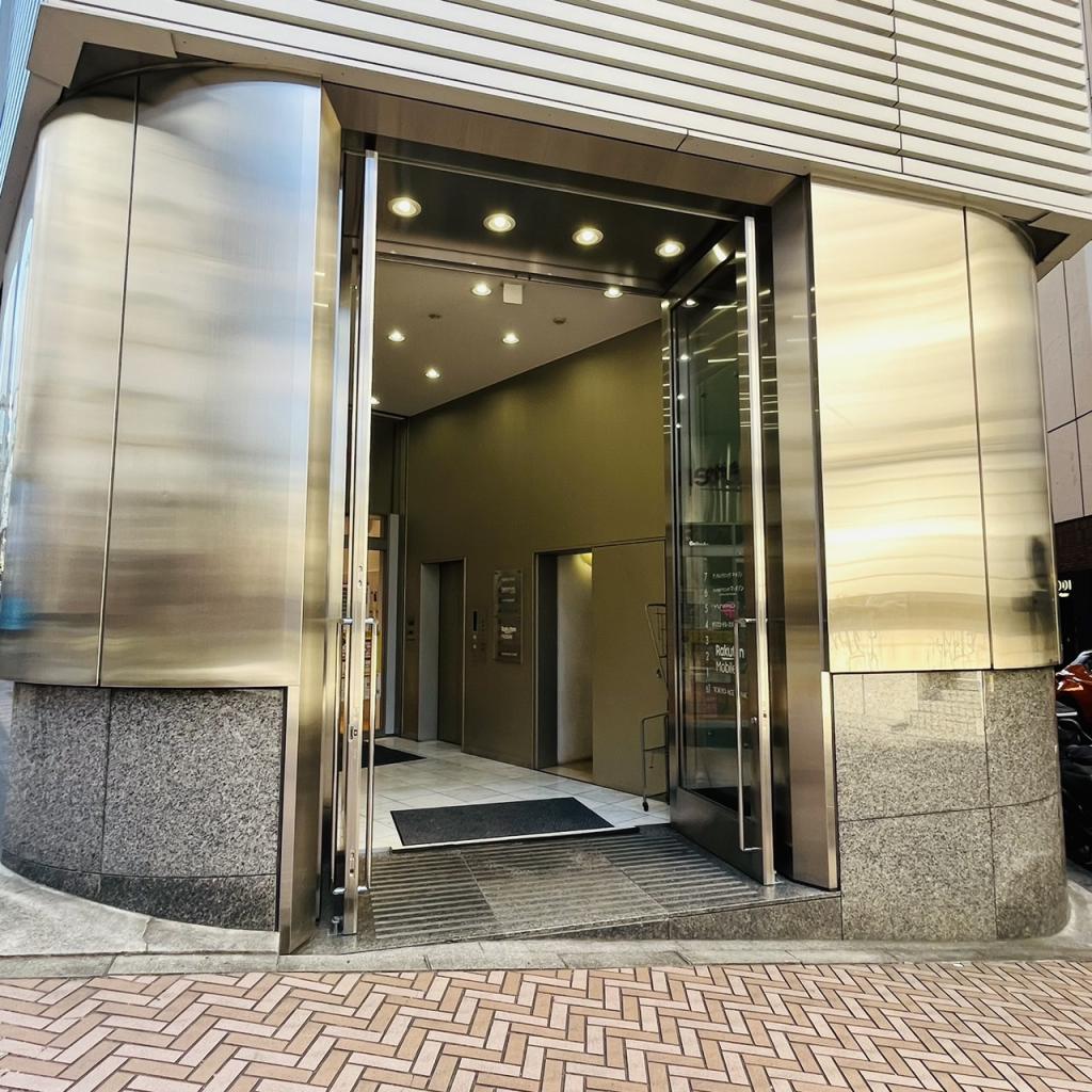 マ・メゾン渋谷公園通りビルのオフィスビル出入口