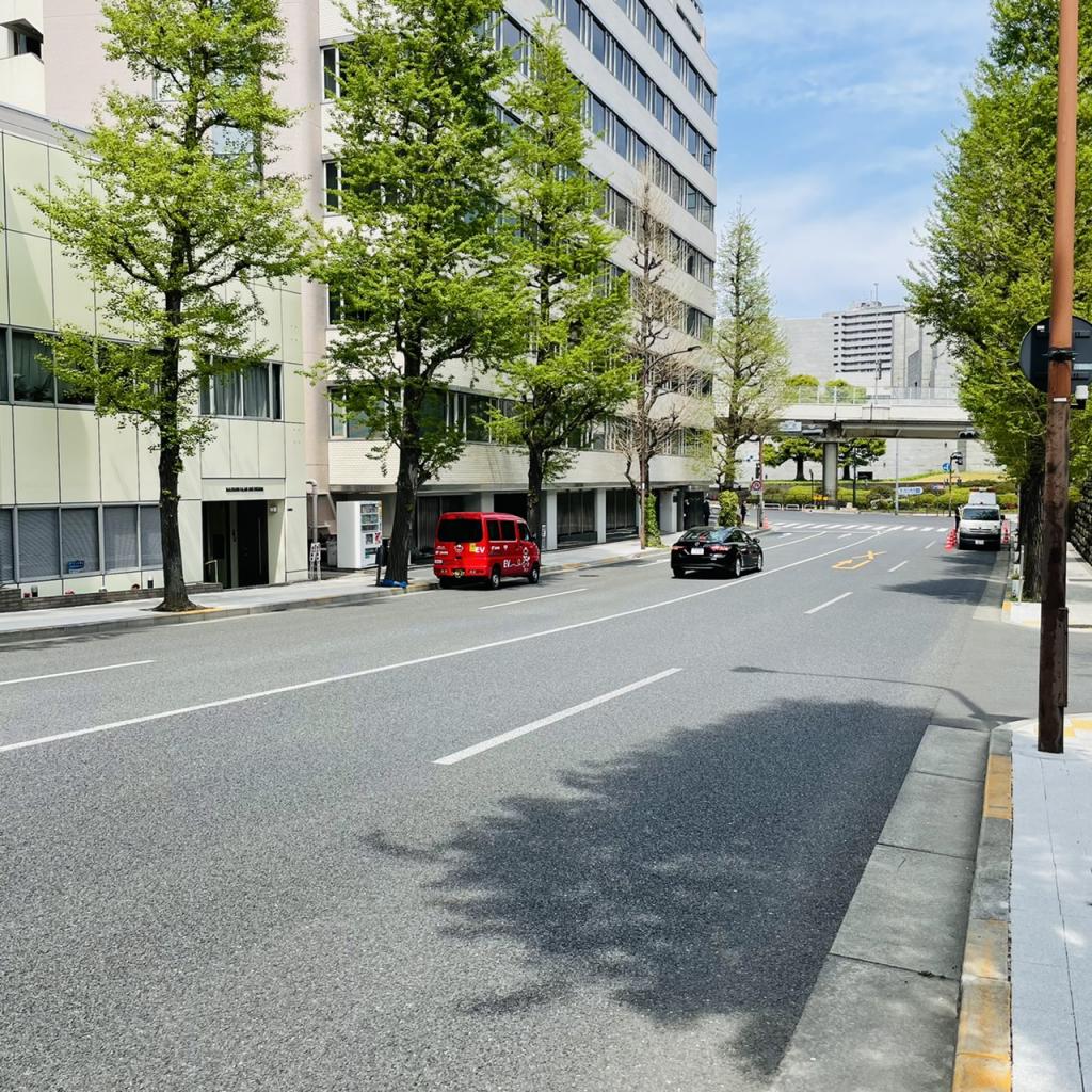永田町パレスサイドビルのビル前面道路